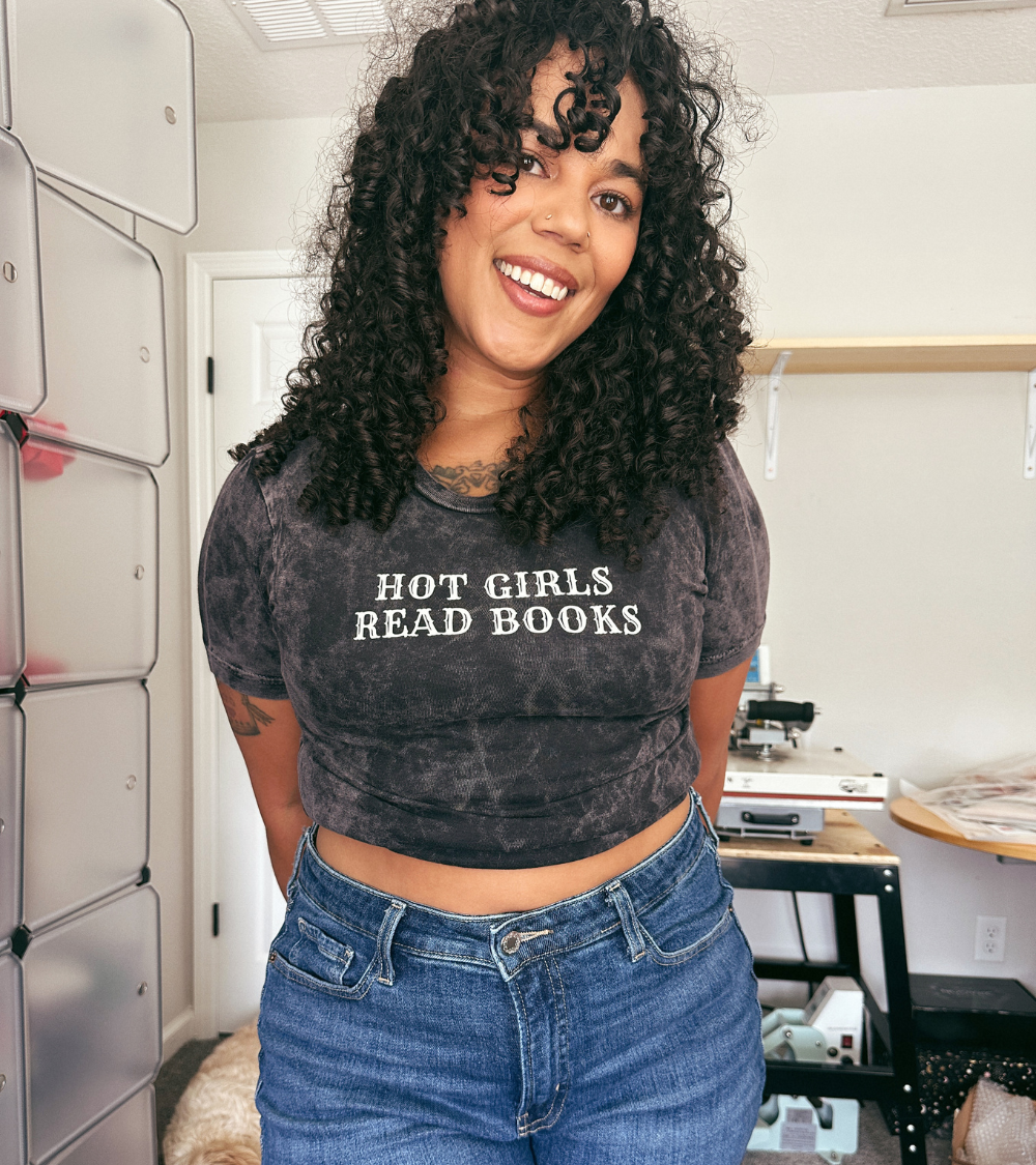 Hot Girls Read Tee