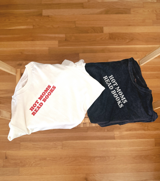 Hot Moms Read Tee