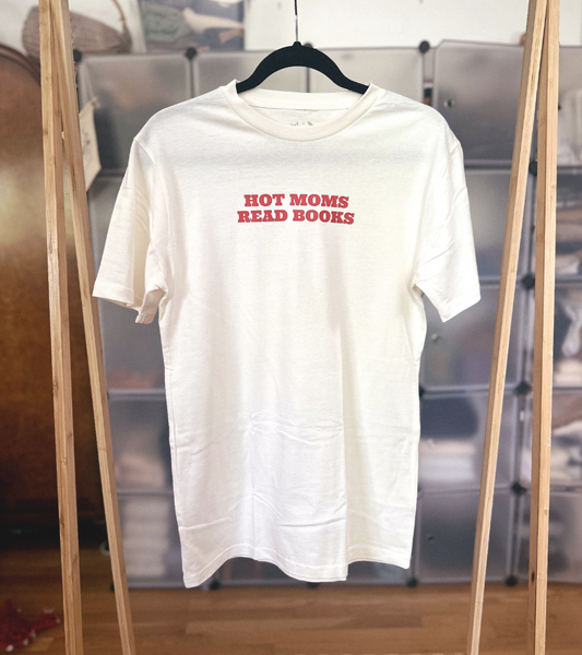 Hot Moms Read Tee